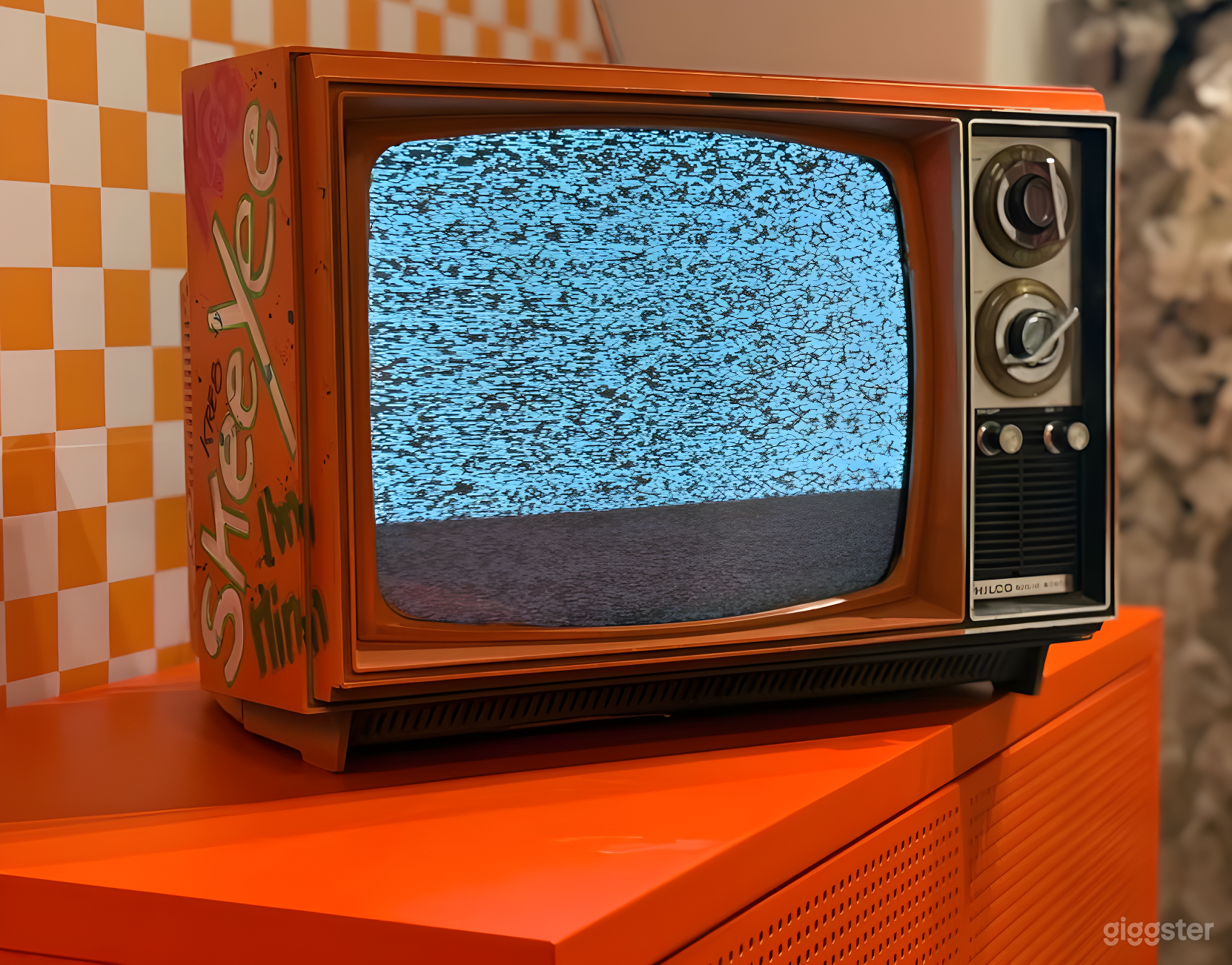 Multi-Color Content Room Photo 4