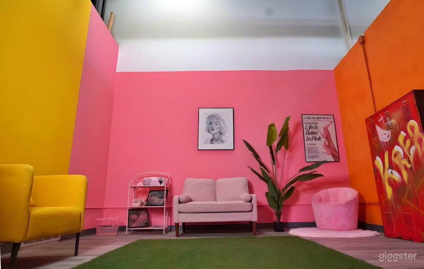 Multi-Color Content Room Photo 1