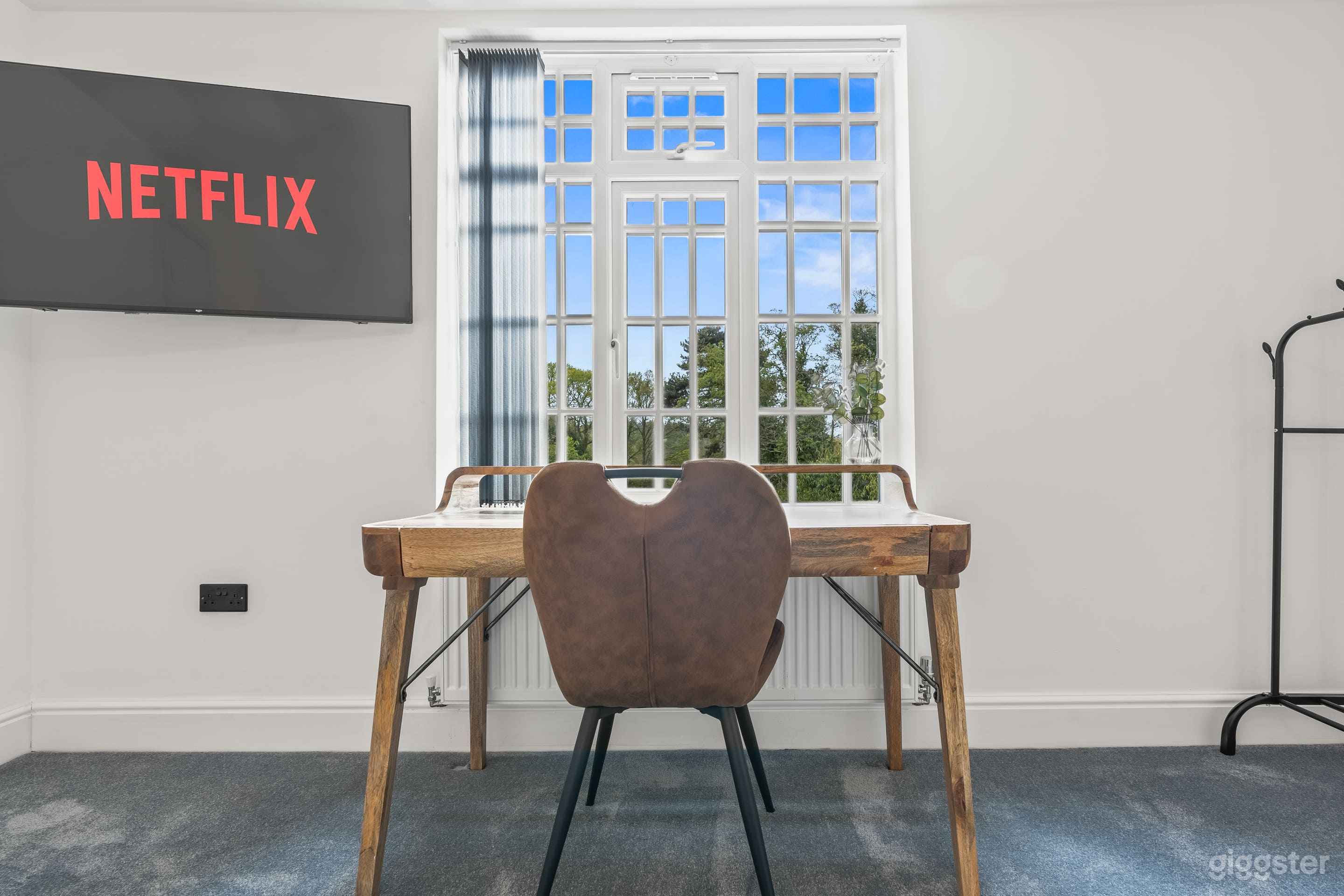 Charming,Spacious Manor House with Lake&amp;Pool Table Photo 3