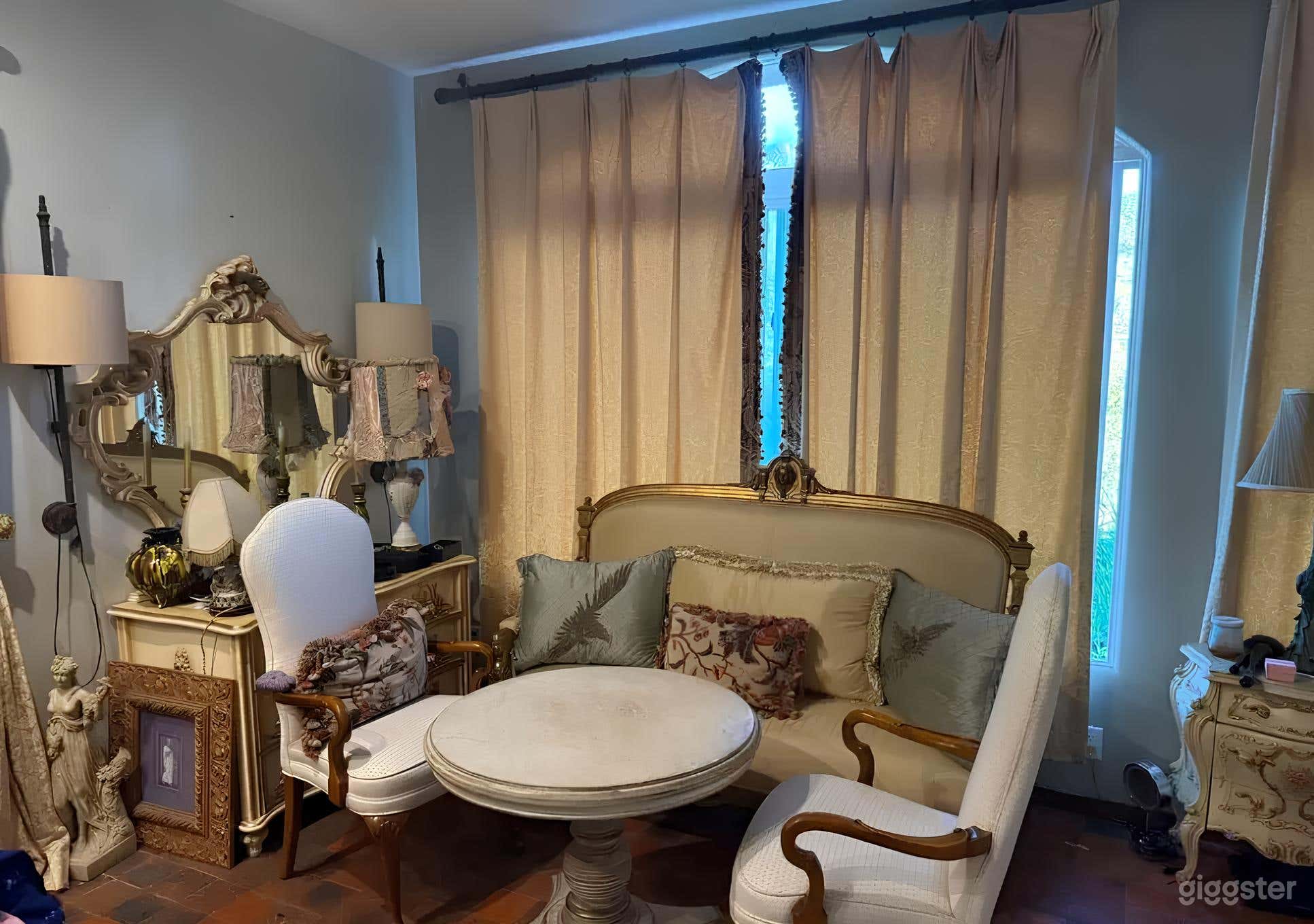 Vintage European Cinematic House in Beverly Hills Photo 2