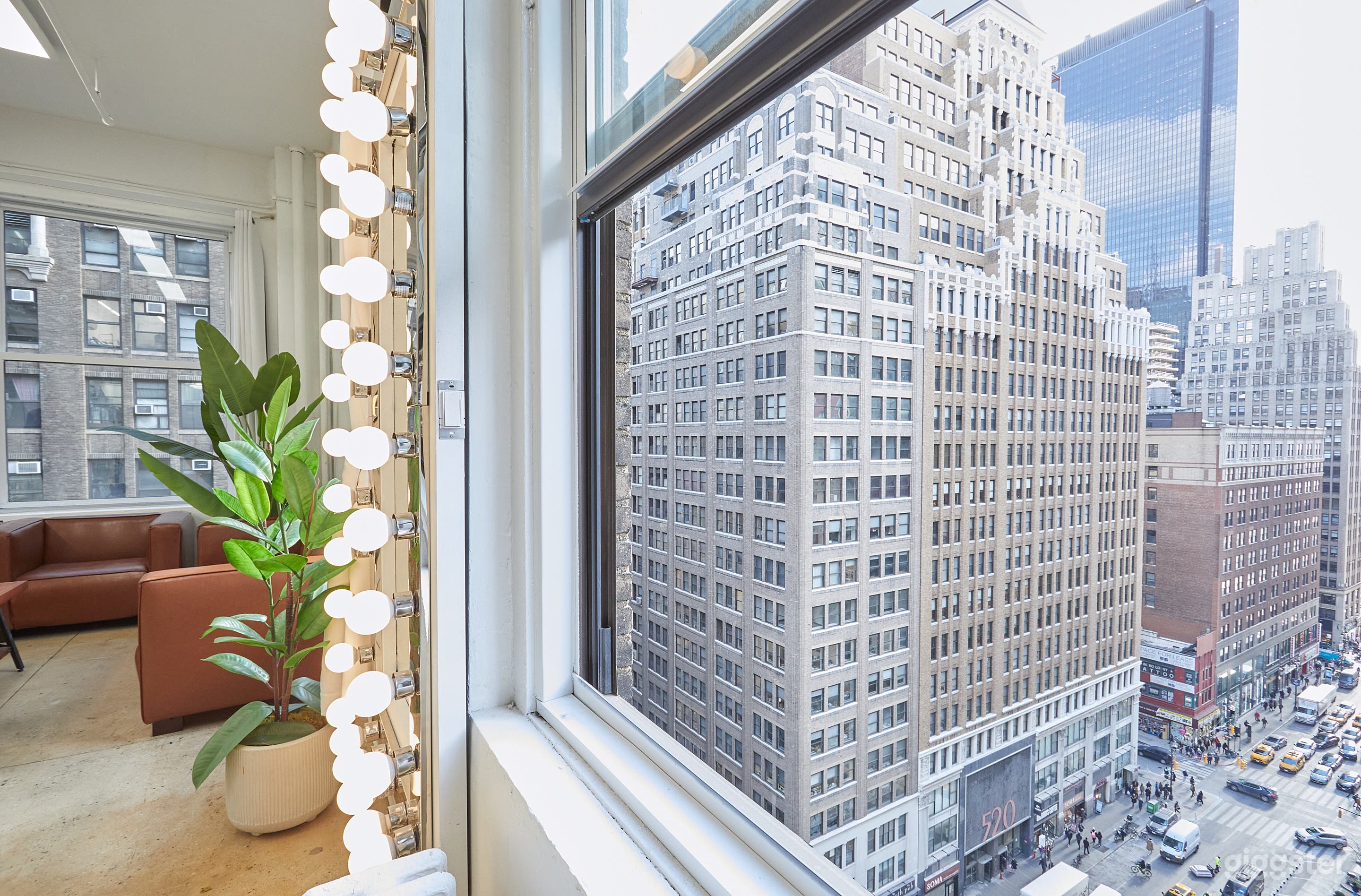 14A Cyc wall + Midtown Views + Free Equipment Photo 2