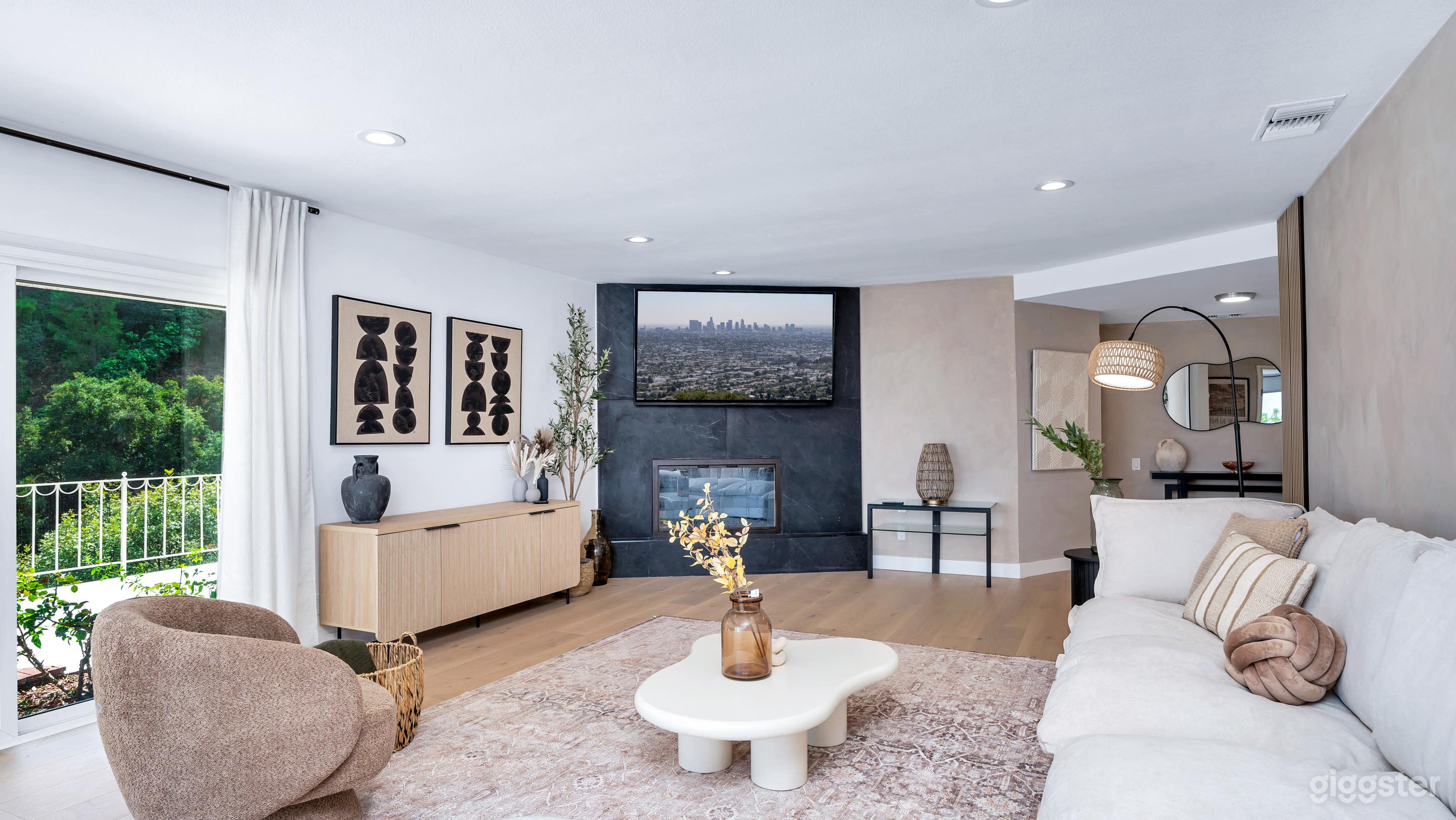 Newly Remodeled Studio City Home with Great View Photo 2