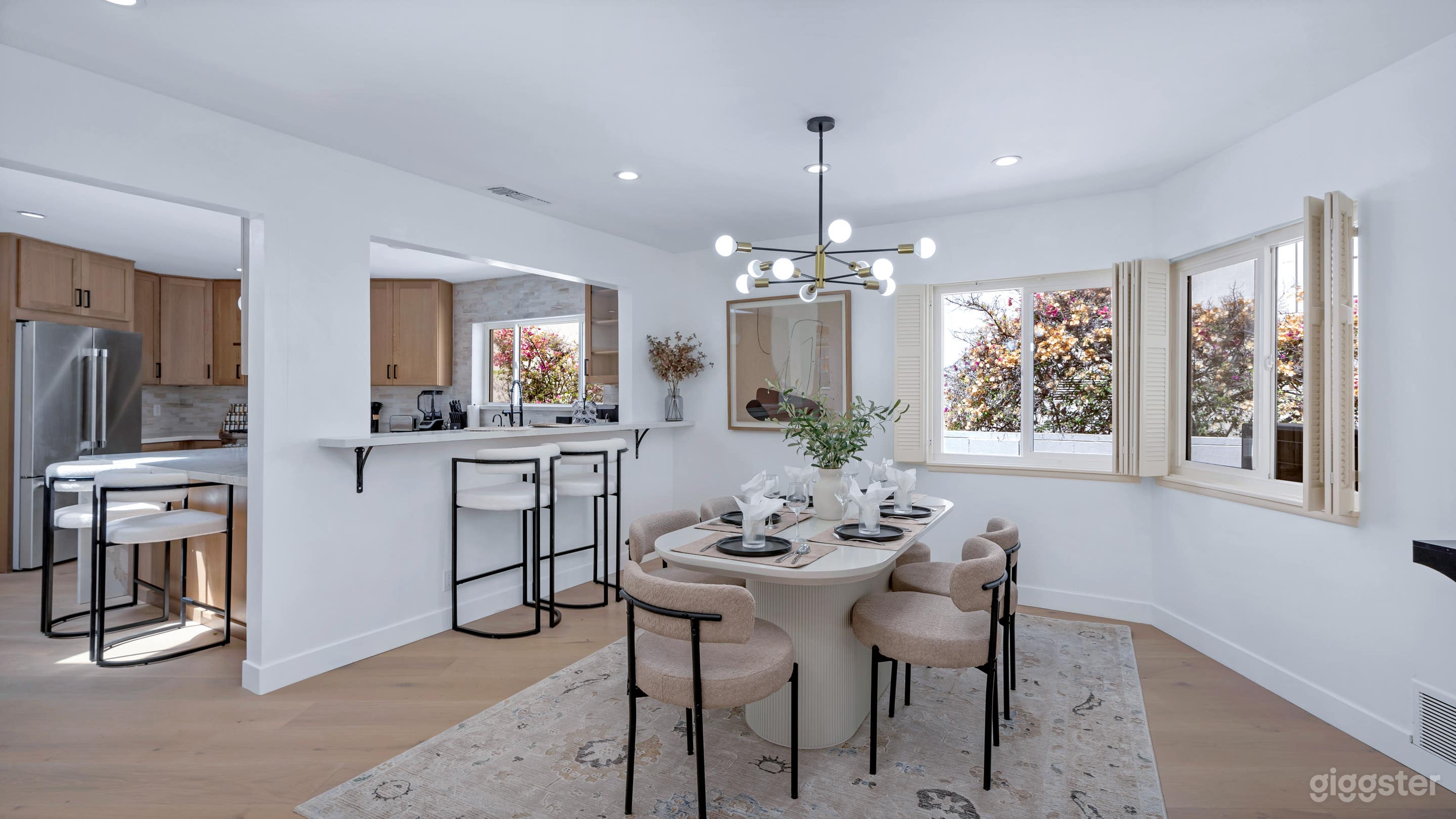 Newly Remodeled Studio City Home with Great View Photo 3