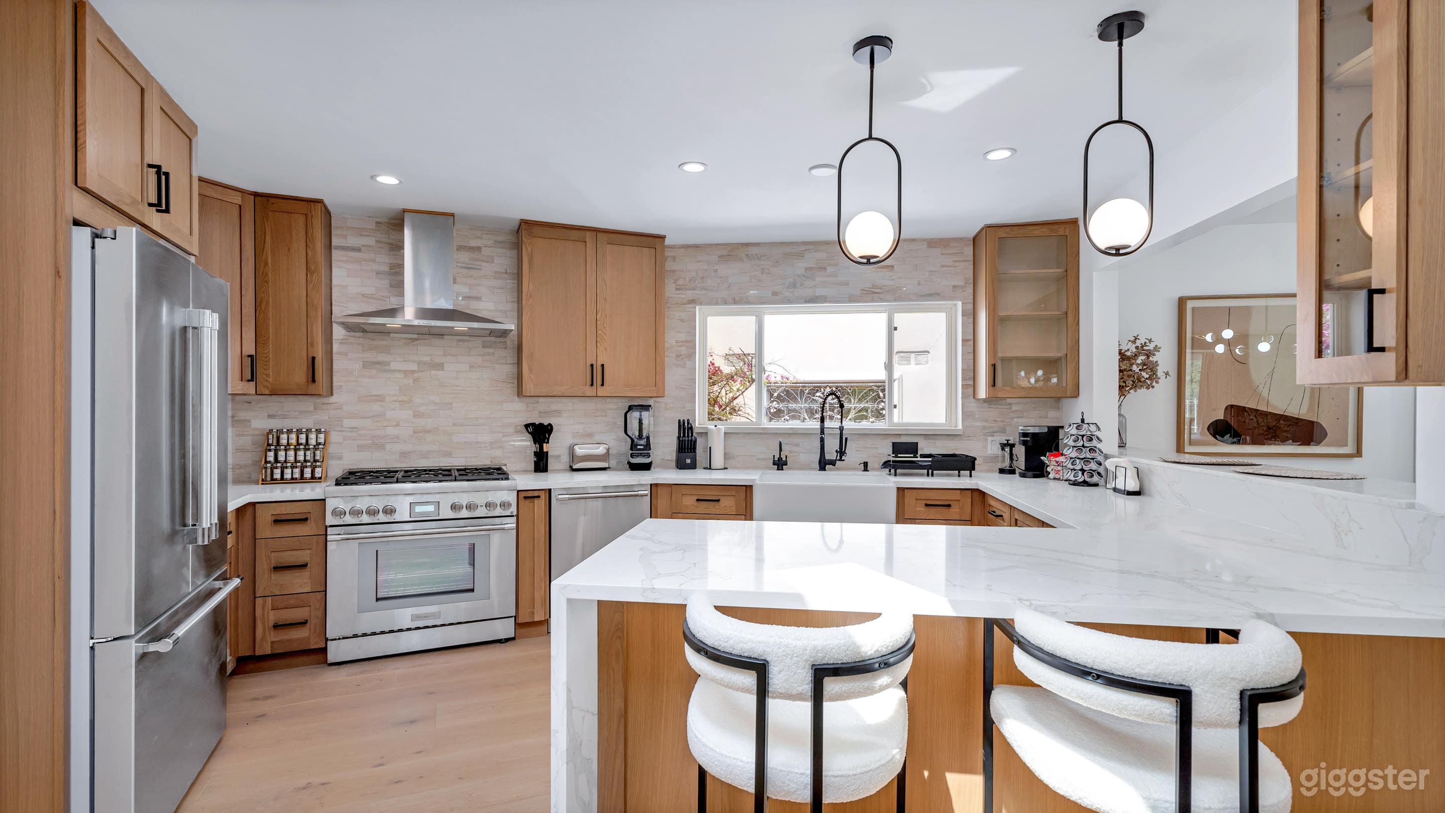 Newly Remodeled Studio City Home with Great View Photo 4