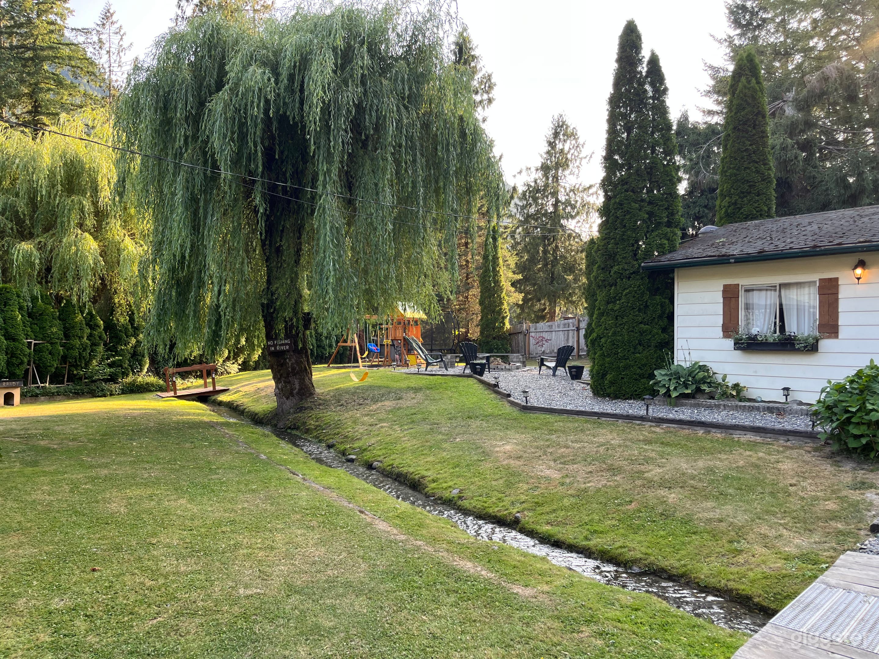 Creekside Cottage  Photo 1