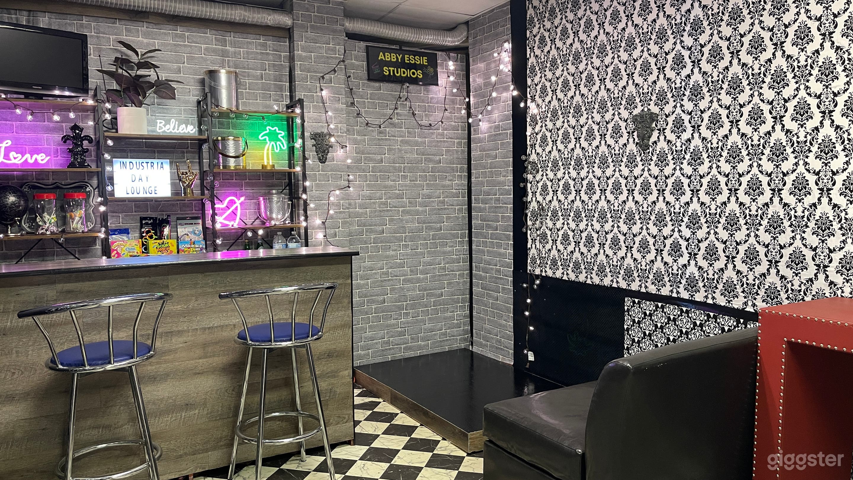 bar &amp; private stage, vip booth