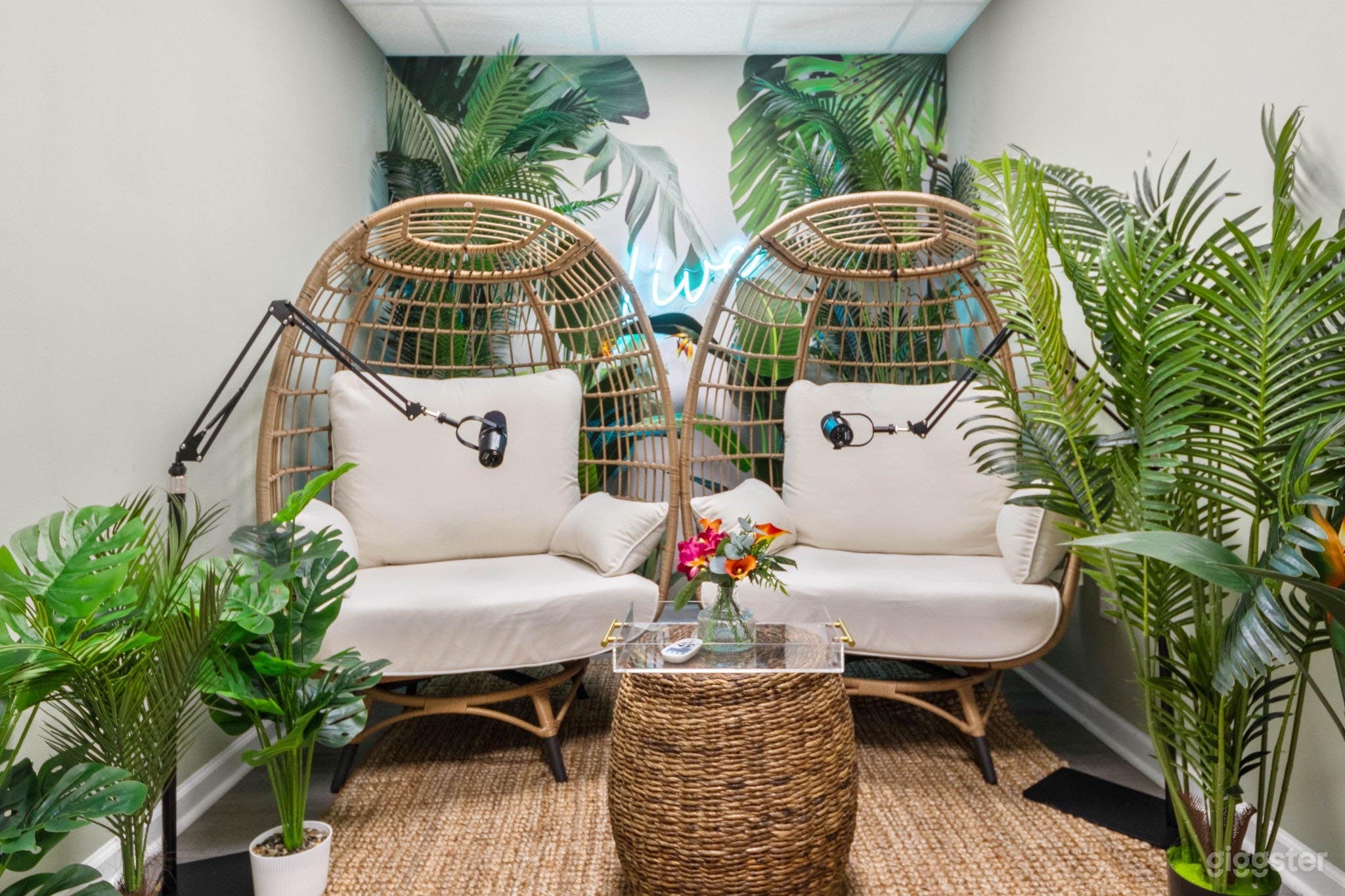 Professional Creative Canvas Studio Photo 4