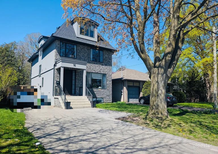  Modern Film-Friendly House 