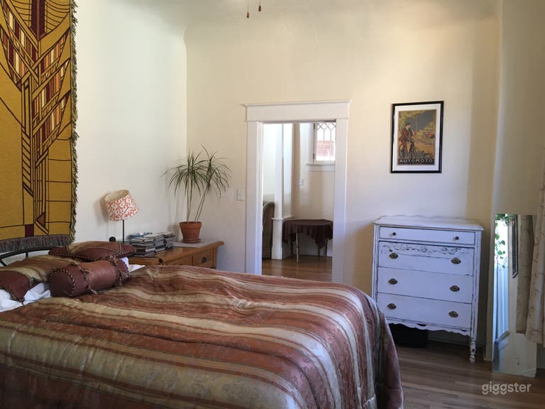  Front bedroom, to entrance foyer 