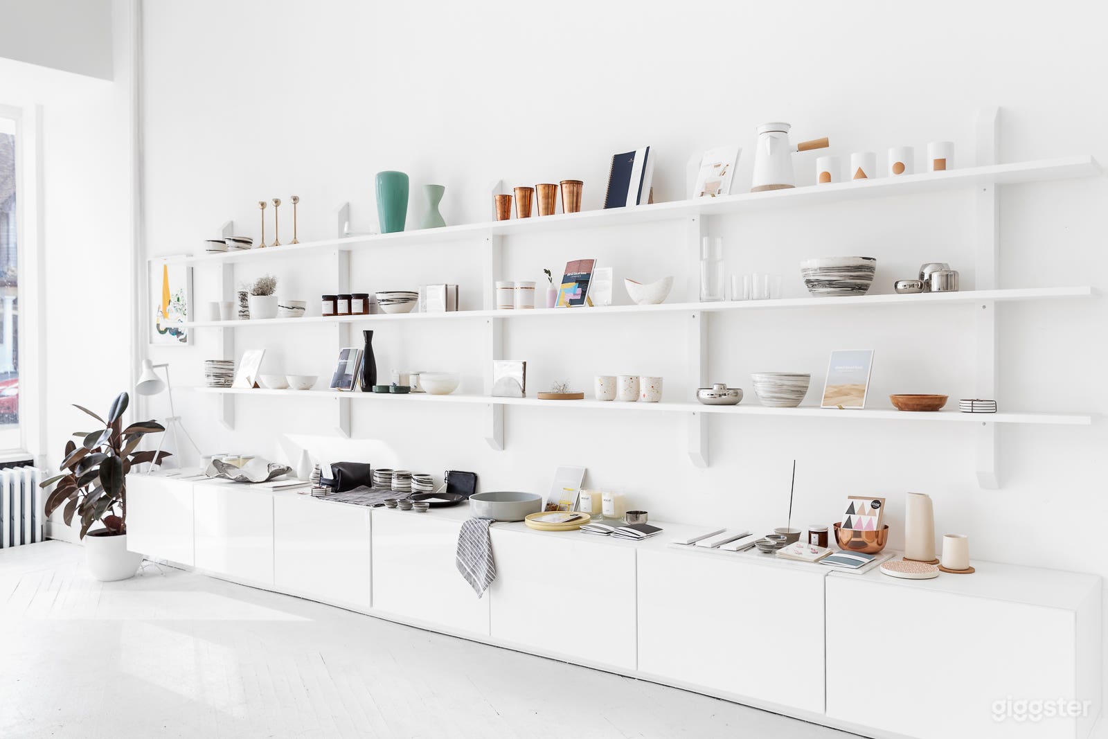 Bright Contemporary Retail/Gallery Space Photo 2