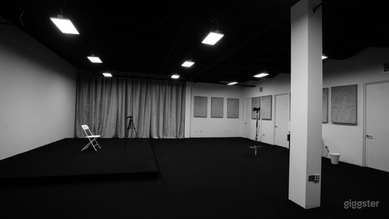  Escenario de sonido con equipos y algunos muebles 