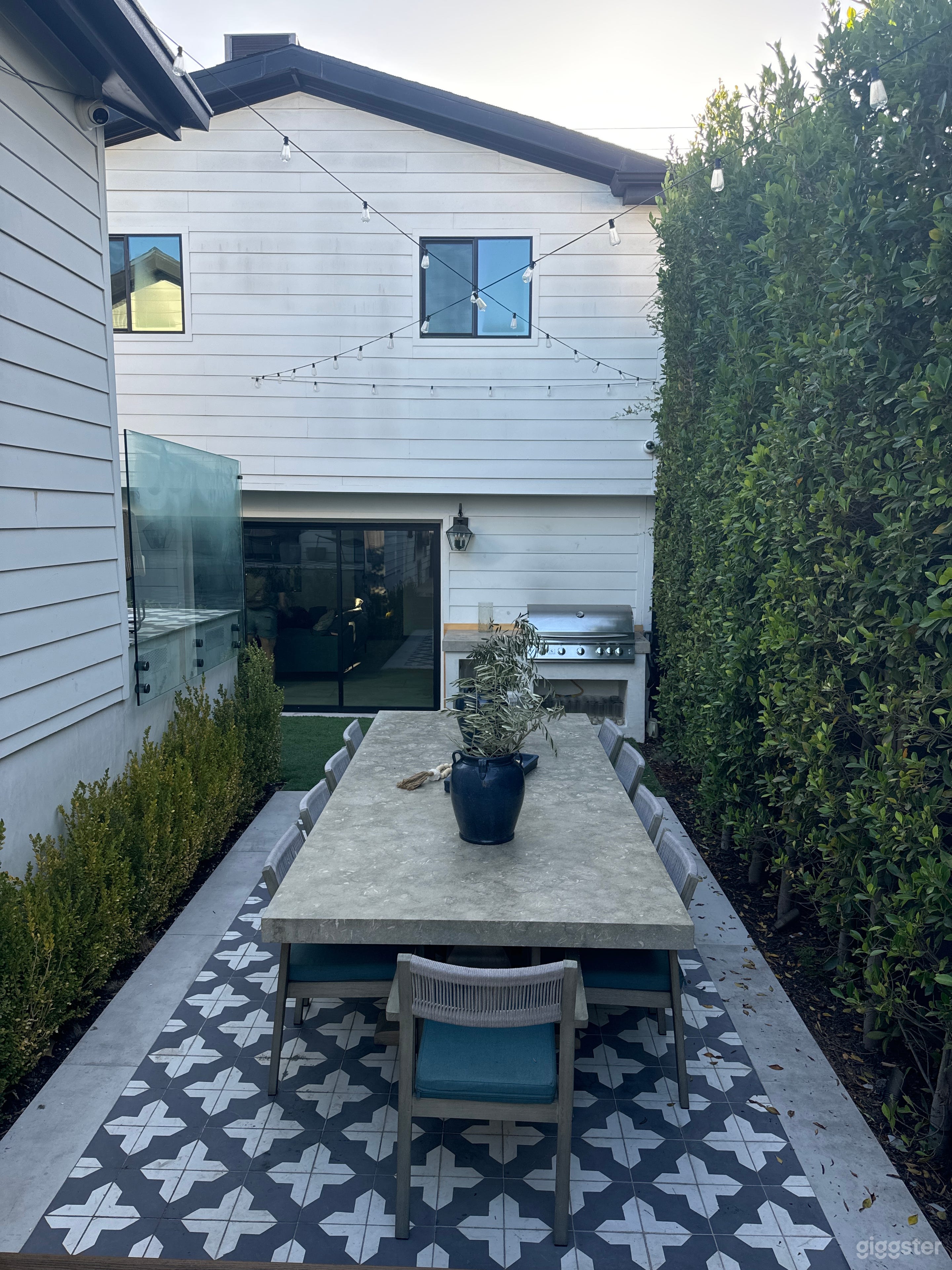 Lavish Pool &amp; Lounge Photo 4