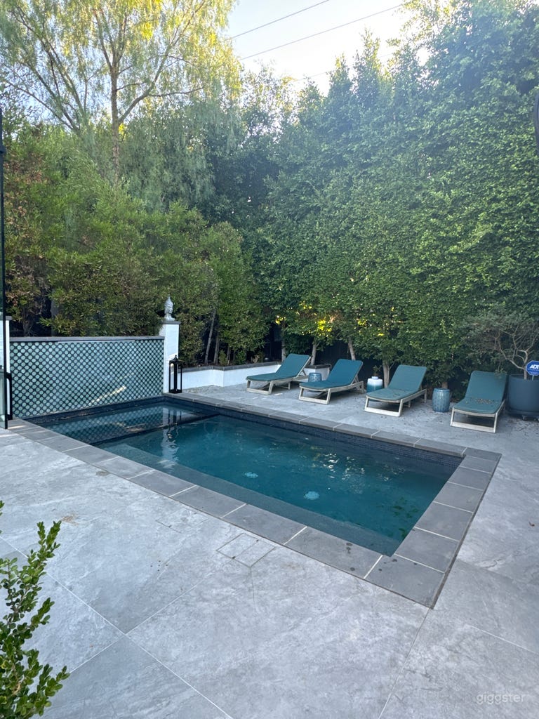  Lavish Pool & Lounge 