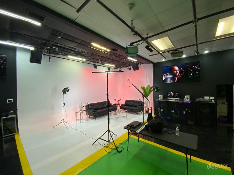  Configuración Profesional de Iluminación
Nuestra avanzada configuración de iluminación asegura que tu proyecto reciba la iluminación perfecta. Logra el aspecto cinematográfico que deseas con facilidad, haciendo de cada cuadro una obra maestra. 