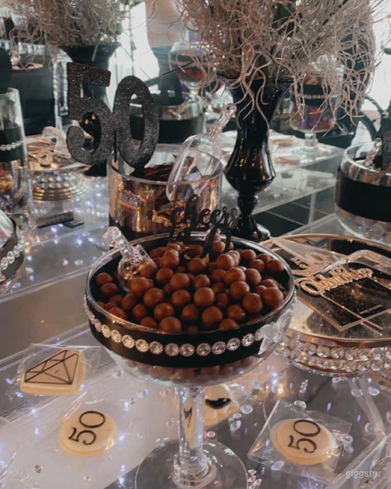  1700 SQFT Black Room 