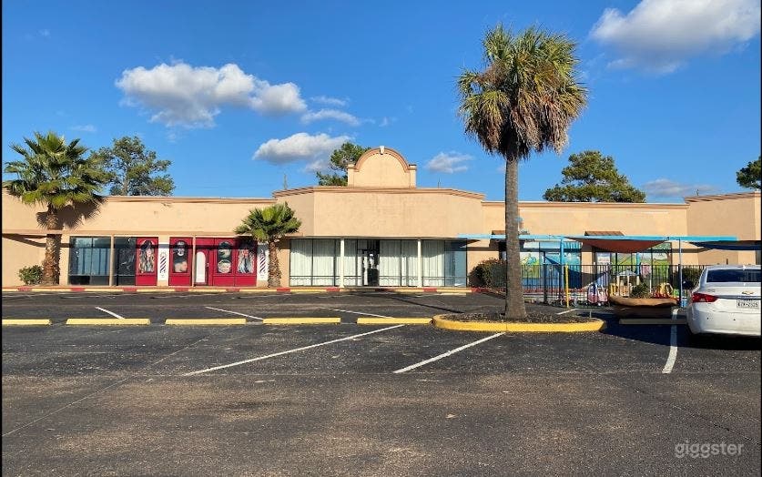 1700 SQFT Black Room Photo 1