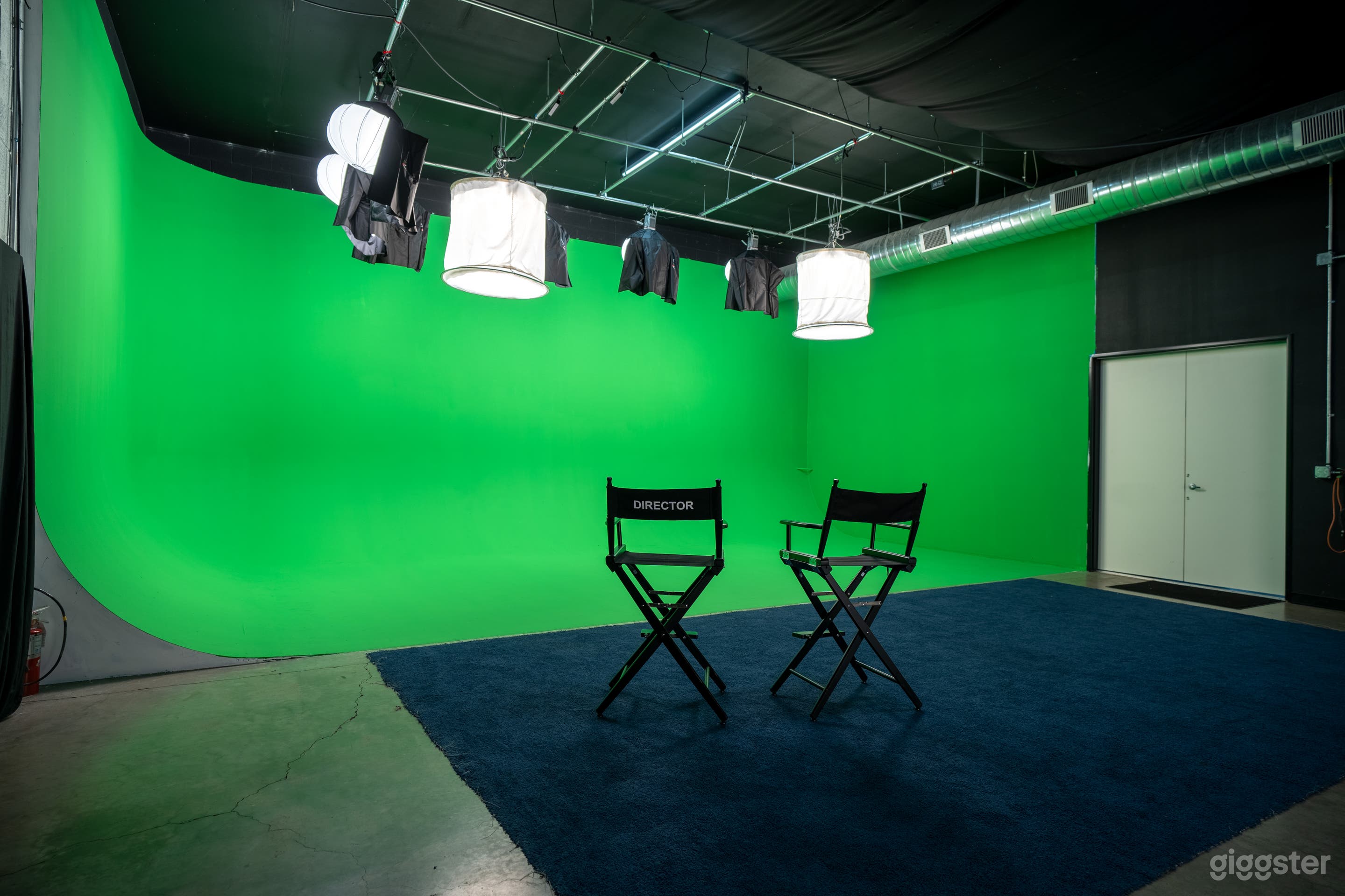 Large green screen cyc
