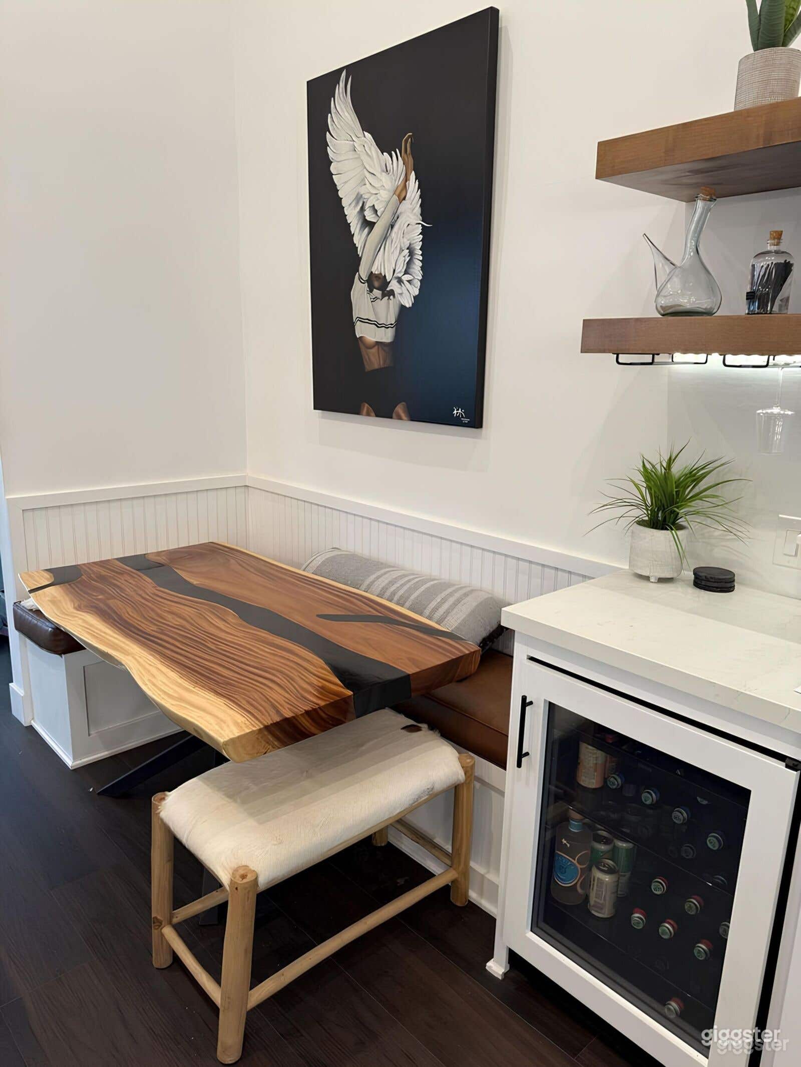 Charming House with Chefs Kitchen Photo 4