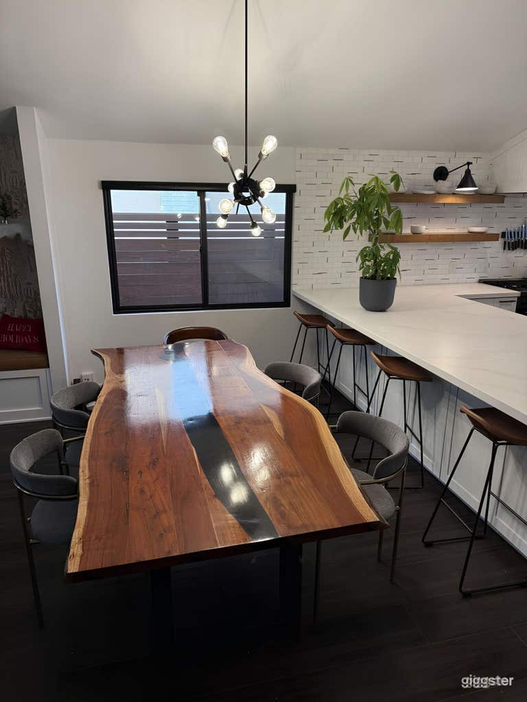  Charming House with Chefs Kitchen 