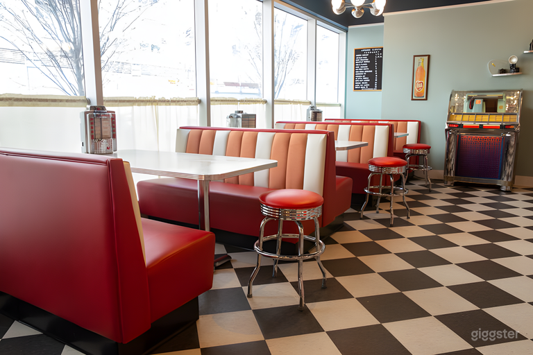  Retro Stylish Diner in Chicago 