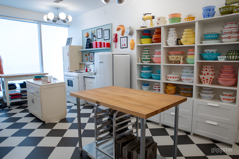  Retro Stylish Diner in Chicago 