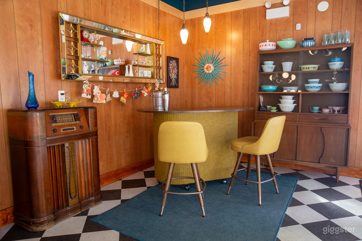 Retro Stylish Diner in Chicago Photo 4