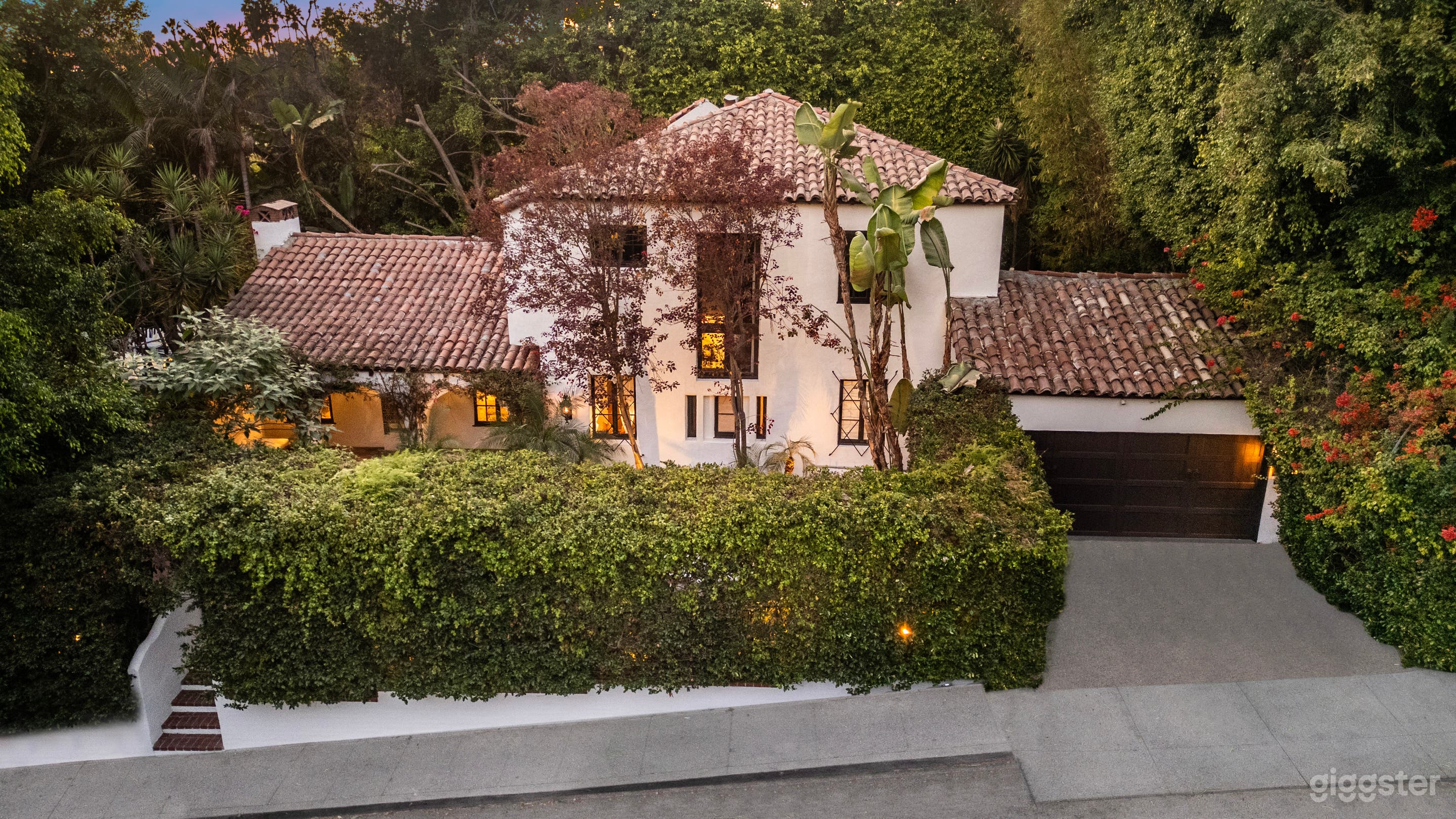 SECLUDED SPANISH VILLA WITH ARCHES, POOL &amp; LUSH GARDENS Photo 4