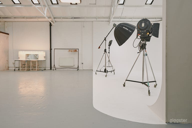  Whitehouse 70s Cove Studio in Industrial Warehouse 