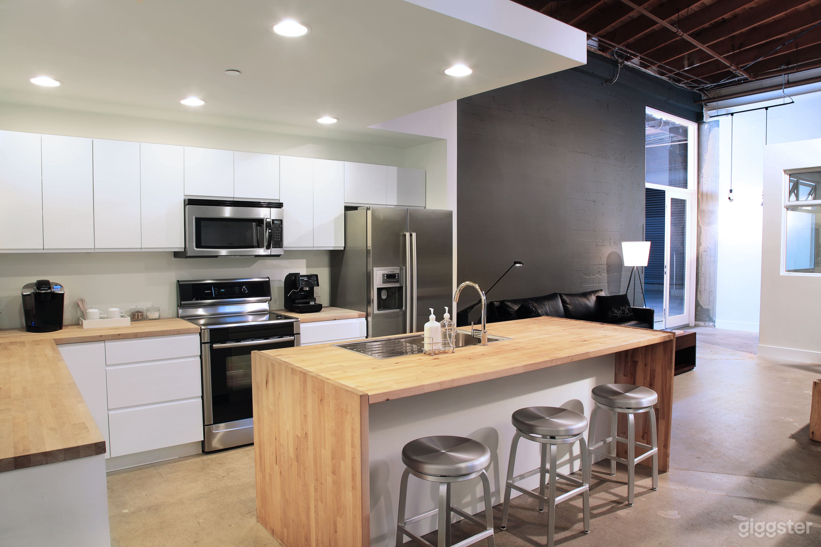 Client friendly  Photo Studio with full Kitchen Photo 1