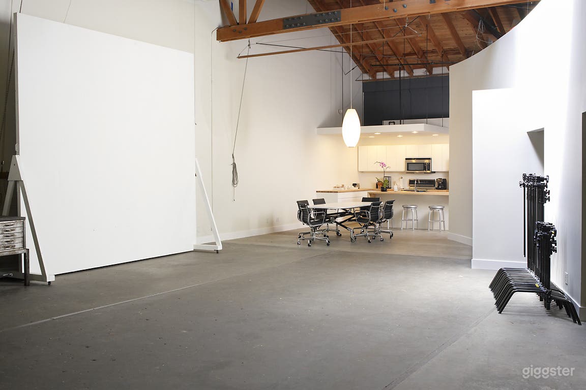 Client friendly  Photo Studio with full Kitchen Photo 2