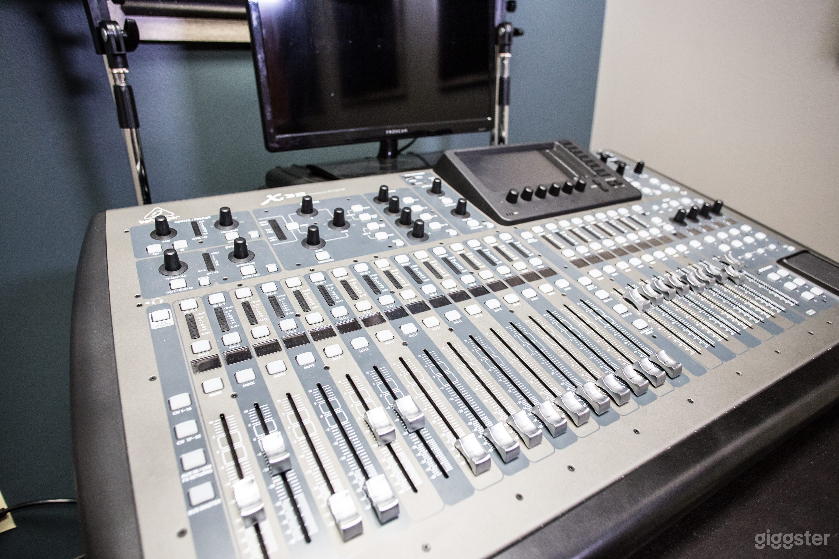 3200 SQ FT Studio Half w/ Office Space Photo 3