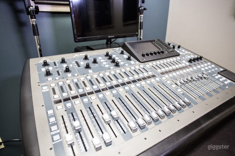  3200 SQ FT Studio Half w/ Office Space 