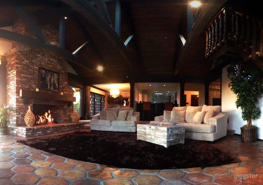 PRIVATE Gorgeous Hilltop Estate Photo 4