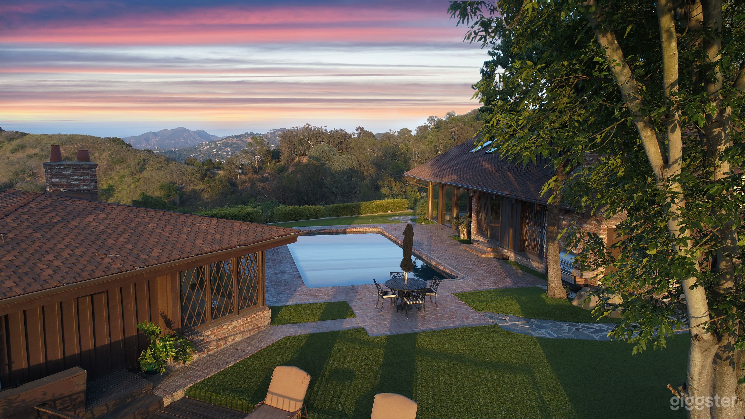 PRIVATE Gorgeous Hilltop Estate Photo 2