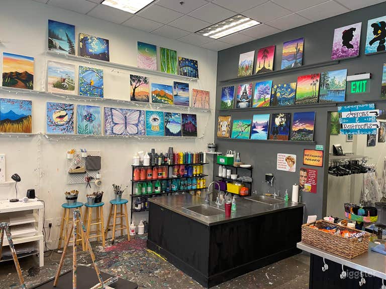  Barra de pintura con dos lavabos. 