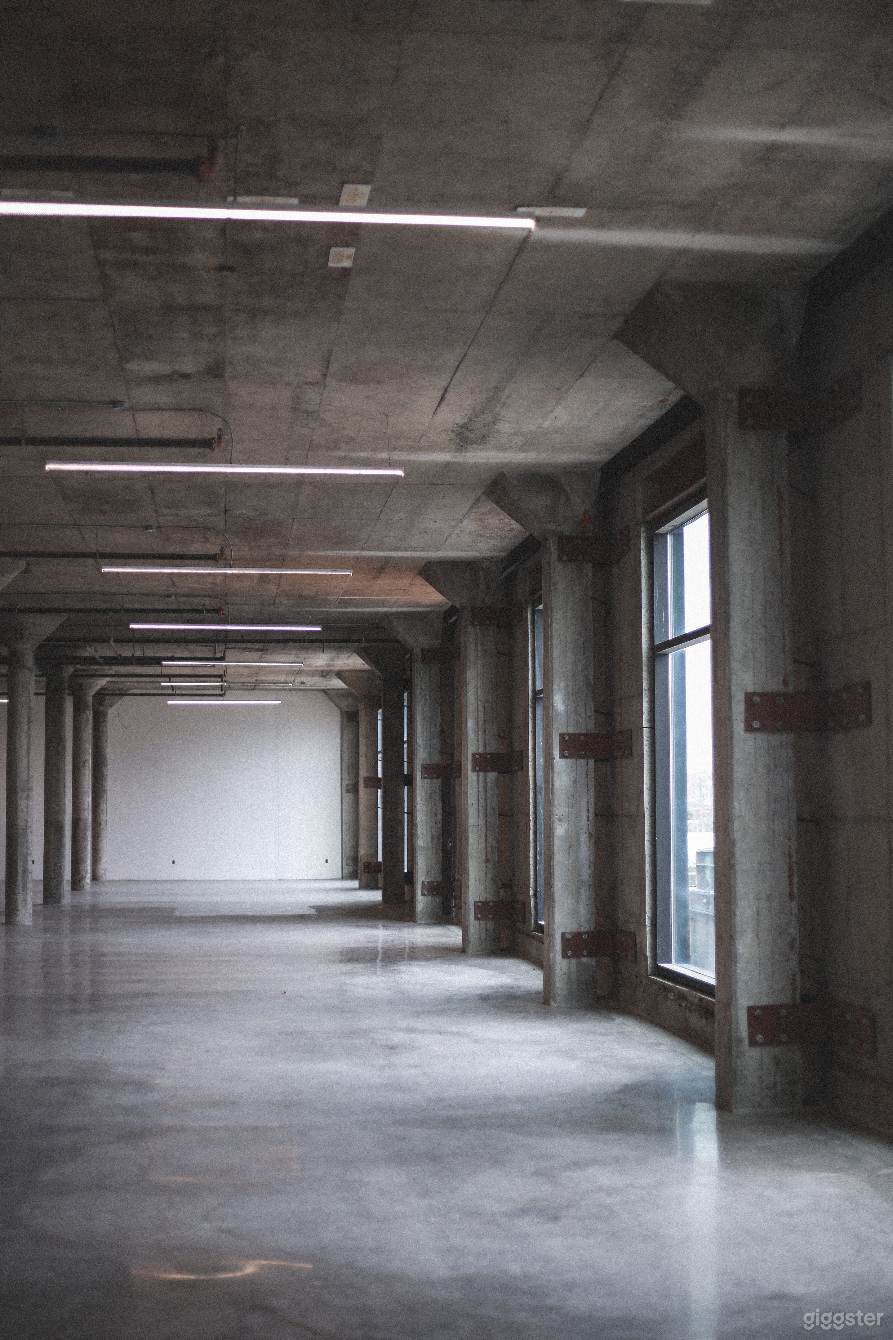Light-filled concrete warehouse Photo 2