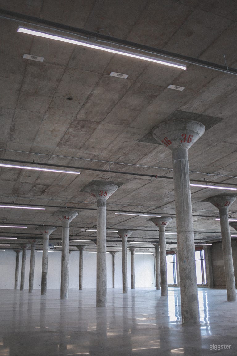  Light-filled concrete warehouse 
