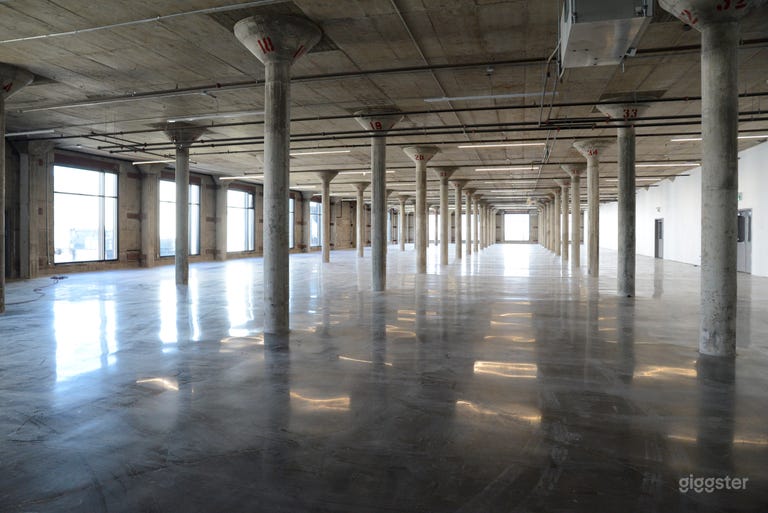  Almacén de concreto lleno de luz 