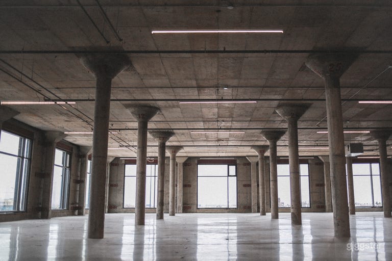  Light-filled concrete warehouse 