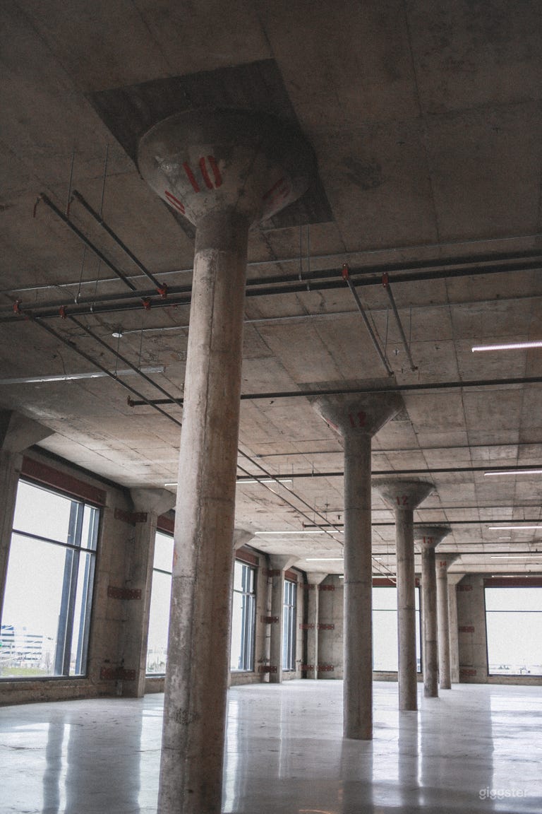  Light-filled concrete warehouse 