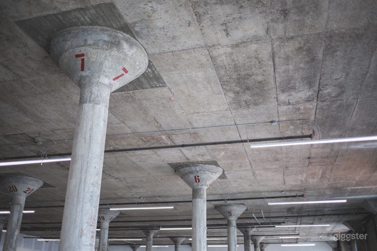  Light-filled concrete warehouse 