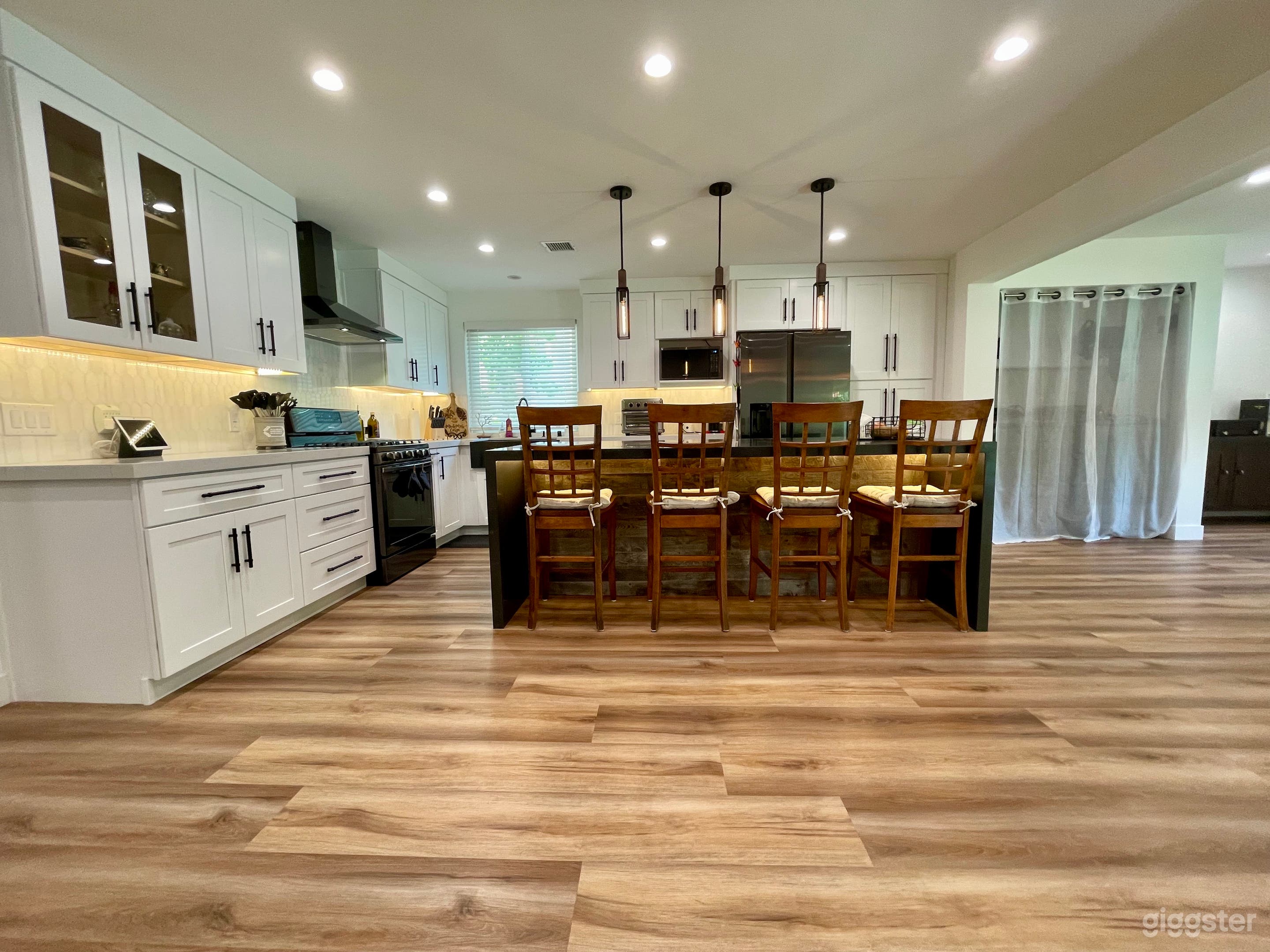 Modern Farmhouse in West Hills Photo 3