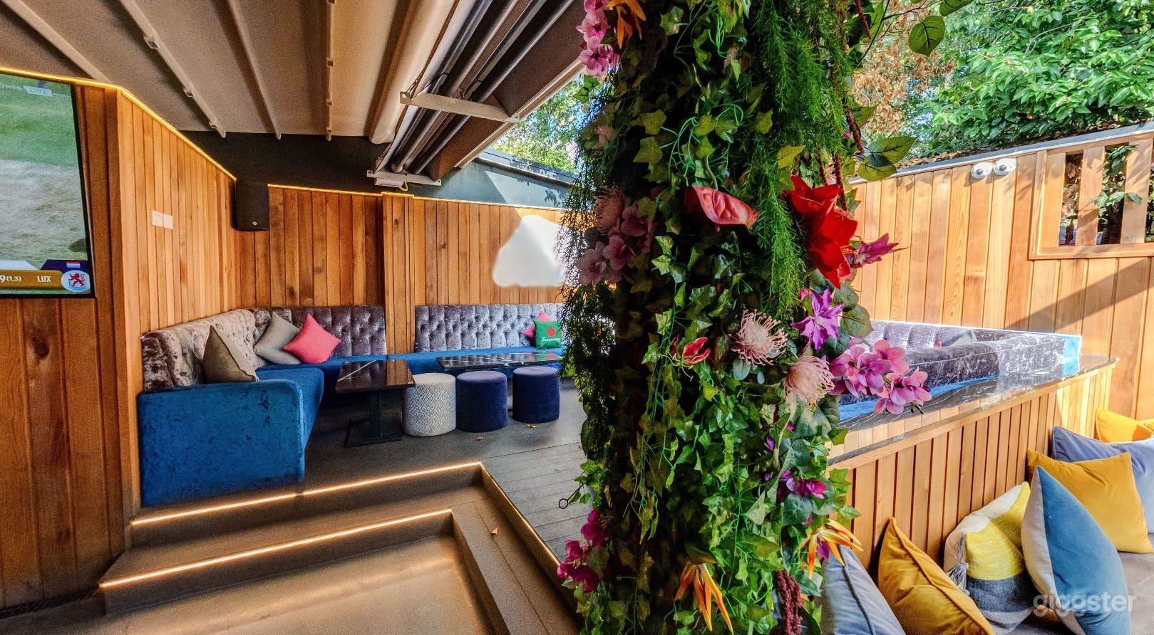 Outdoor VIP Raised Area Photo 2