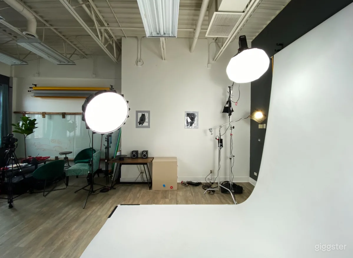 Well Equipped Photography Studio in Downtown Photo 3