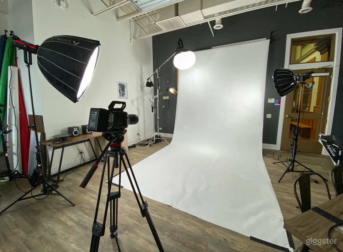 Well Equipped Photography Studio in Downtown Photo 2