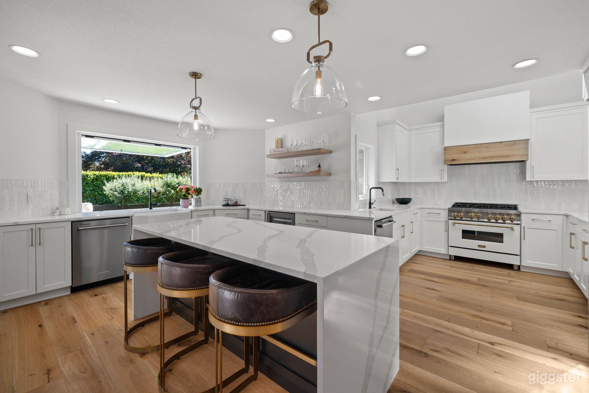 Remodeled Lake Oswego Home with Pool Photo 3