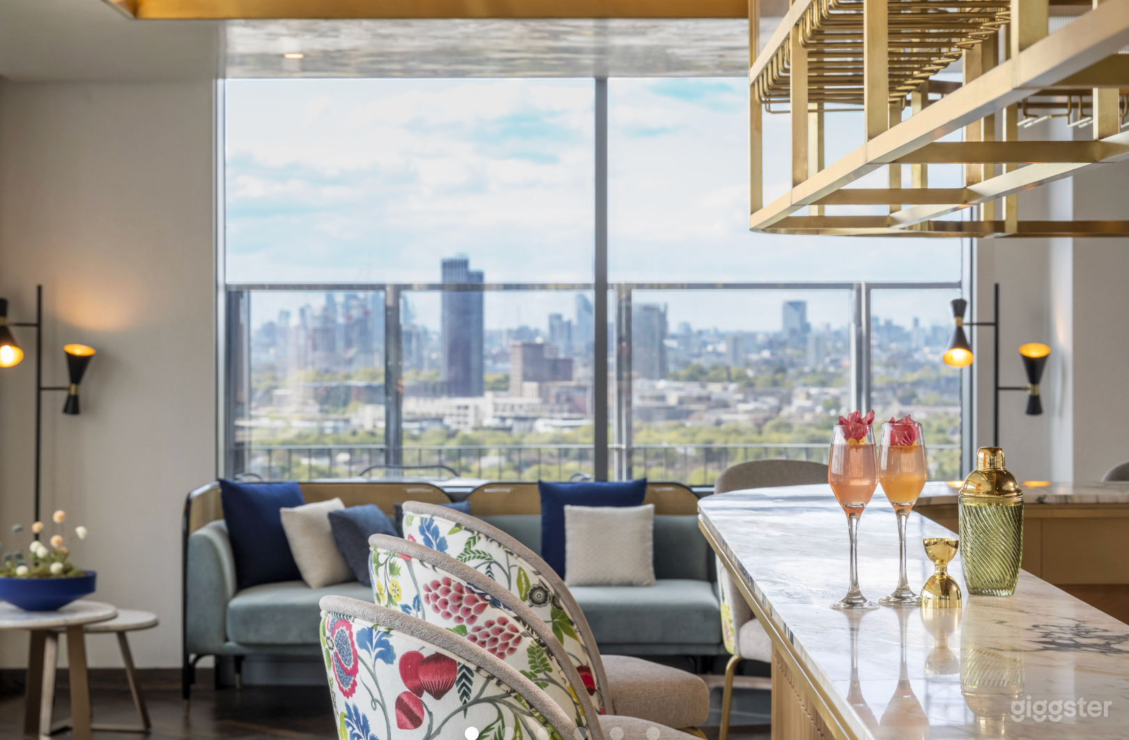 Sky Bar with Great Views Photo 2