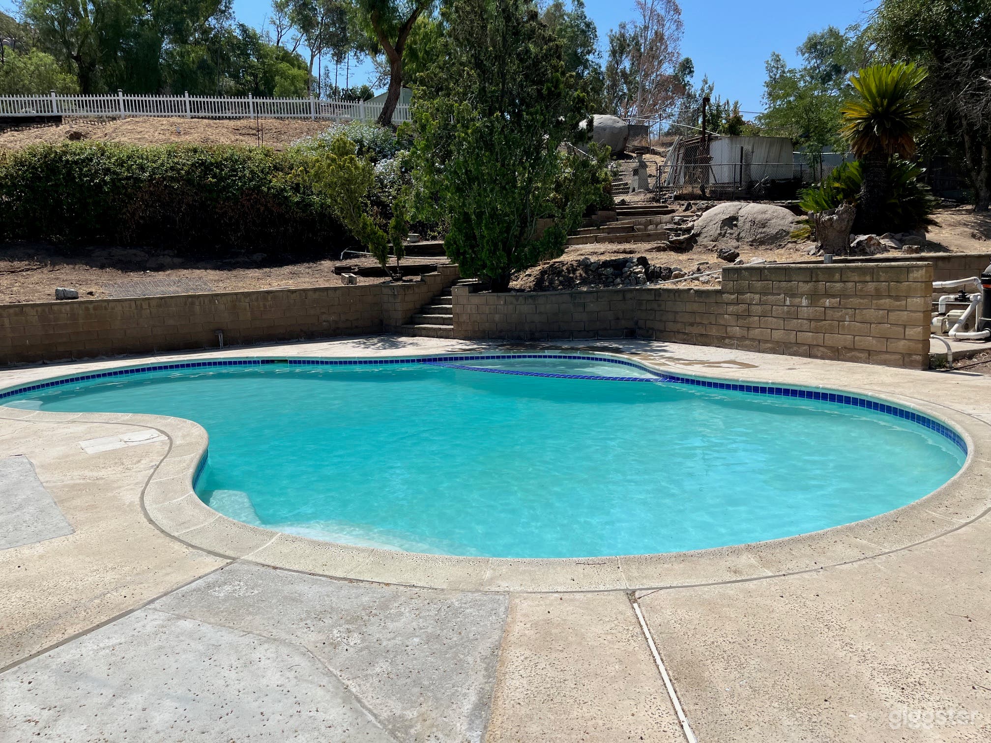 Large newly remodeled shallowed pool
