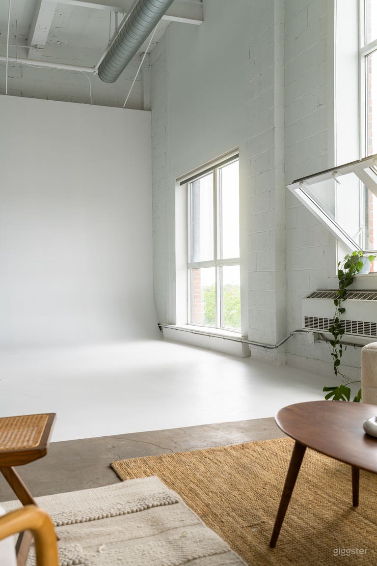  Creative Studio | 3,000 sq ft | Cyclorama | Natural Light 