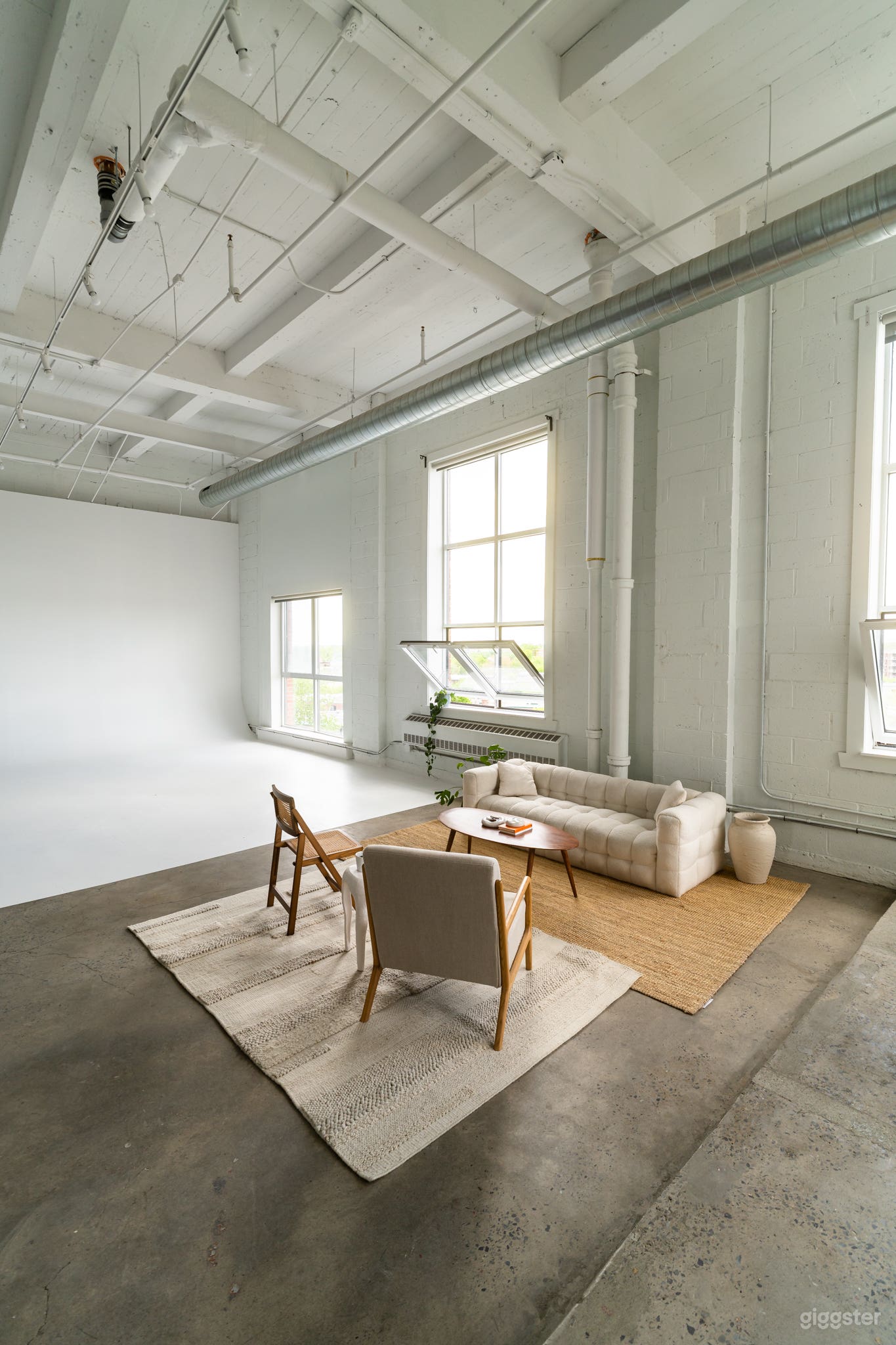 Creative Studio | 3,000 sq ft | Cyclorama | Natural Light Photo 4